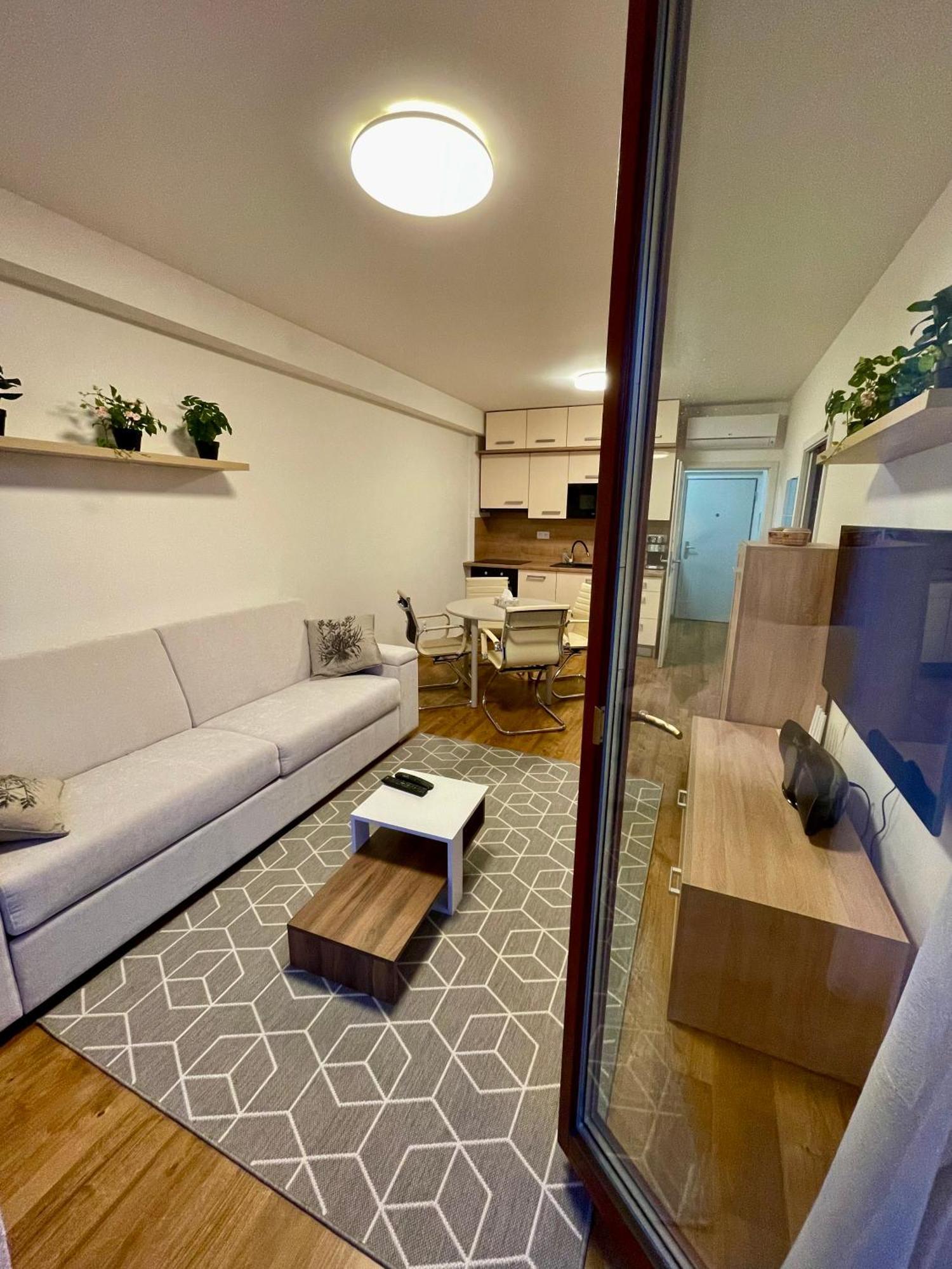 Apartman Astra Sezimovo Usti Luaran gambar
